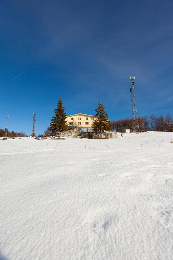 Семеен Хотел “Географски Център” Uzana Exterior foto