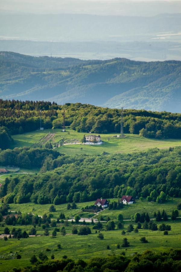 Семеен Хотел “Географски Център” Uzana Exterior foto